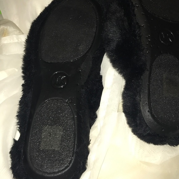 ❌SOLD❌ MK Fuzzy Slipper Sandals - Picture 3 of 4